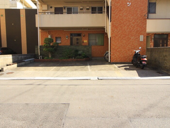 物件外観写真6　(駐車場)