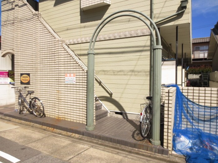 物件外観写真3　(エントランス部分)