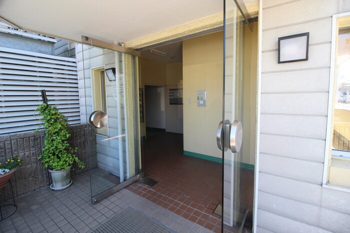 物件外観写真2　(エントランス部分)
