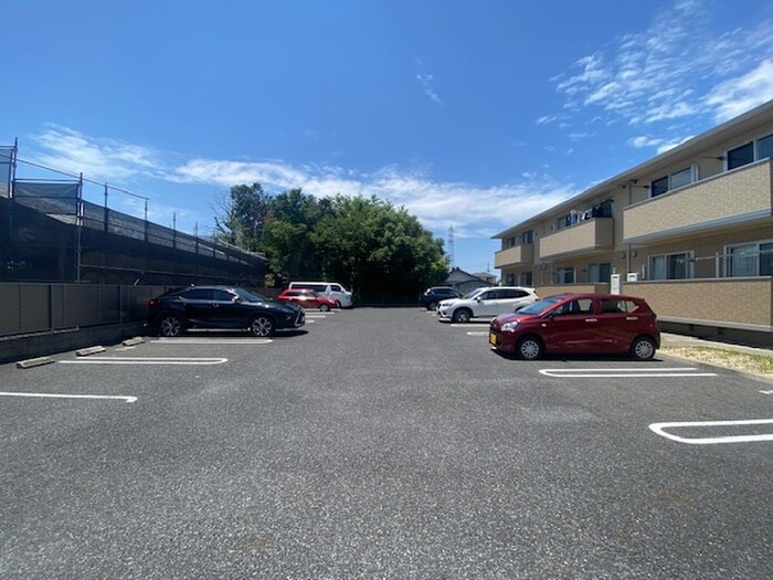 物件外観写真3　(駐車場)