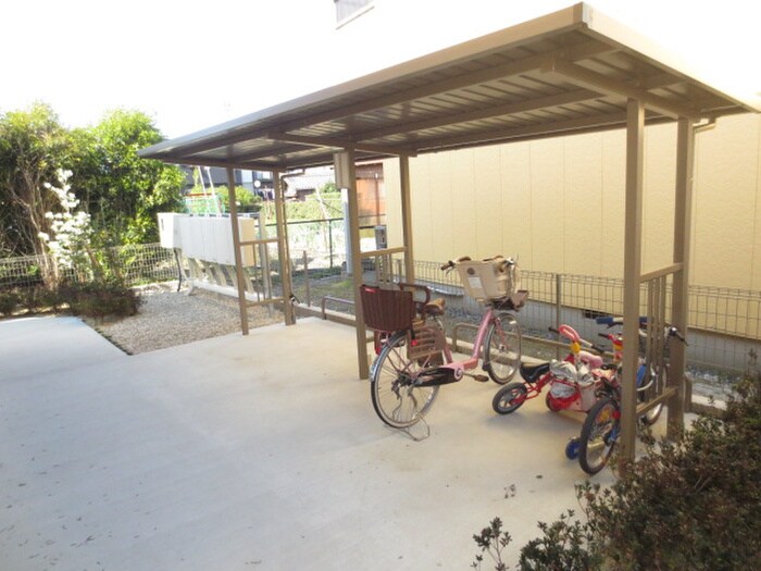 物件外観写真4　(駐輪場)