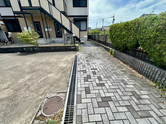 物件外観写真3　(エントランス部分)