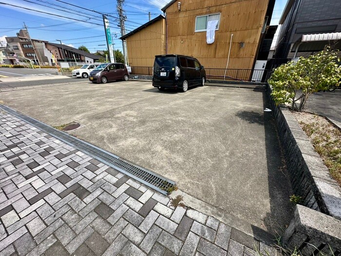 物件外観写真5　(駐車場)