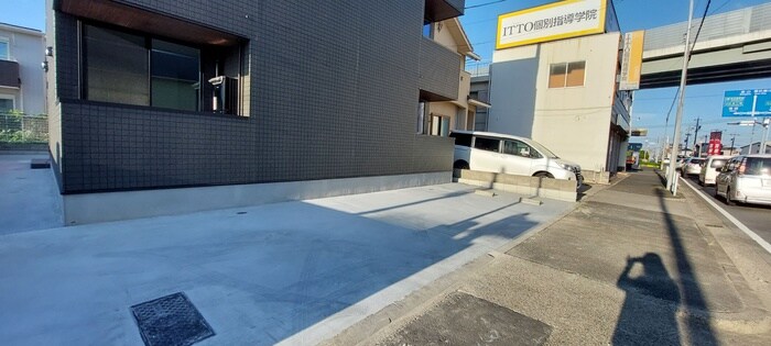 物件外観写真4　(駐車場)