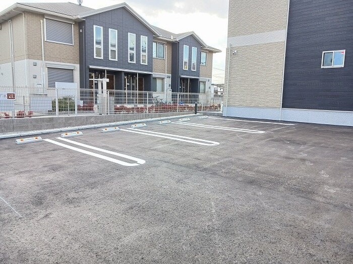 物件外観写真2　(駐車場)