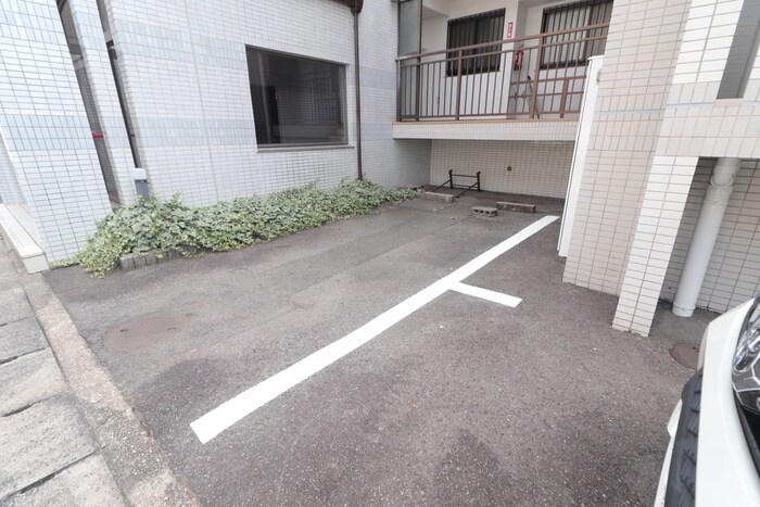 物件外観写真3　(駐車場)