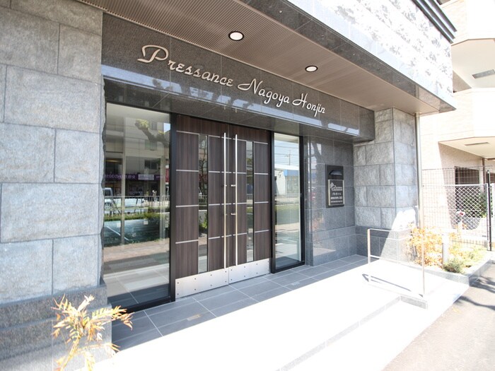 物件外観写真2　(エントランス部分)