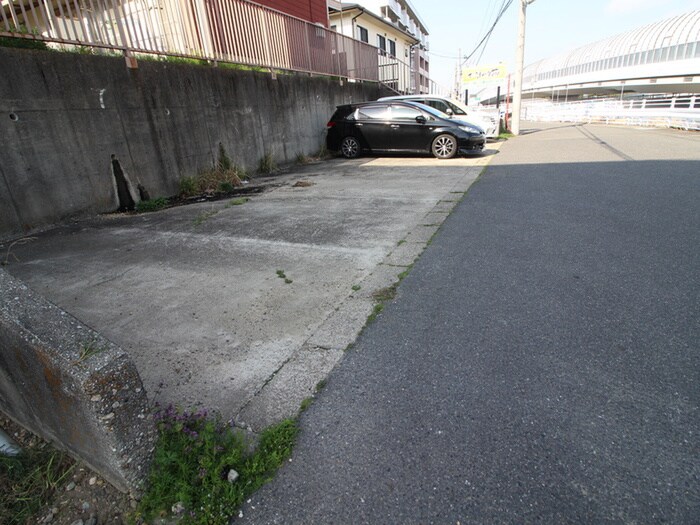物件外観写真4　(駐車場)