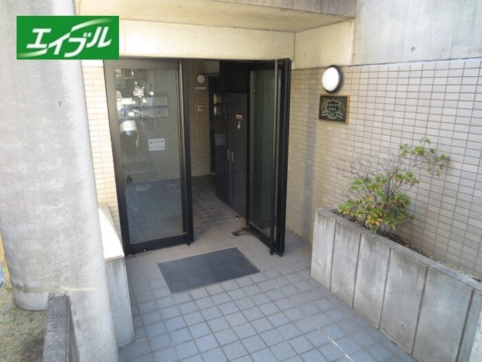 物件外観写真2　(エントランス部分)