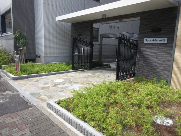 物件外観写真2　(エントランス部分)