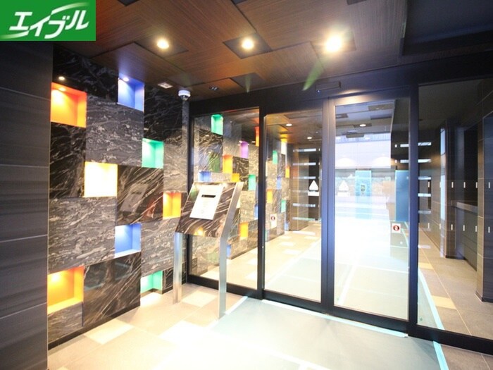 物件外観写真2　(エントランス部分)