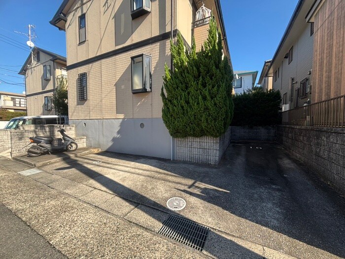 物件外観写真4　(駐車場)