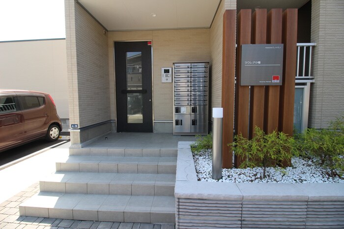 物件外観写真5　(エントランス部分)