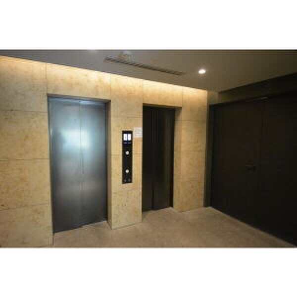 物件外観写真6　(エントランス部分)