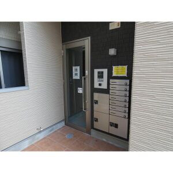 物件外観写真2　(エントランス部分)