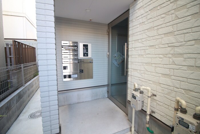 物件外観写真4　(エントランス部分)
