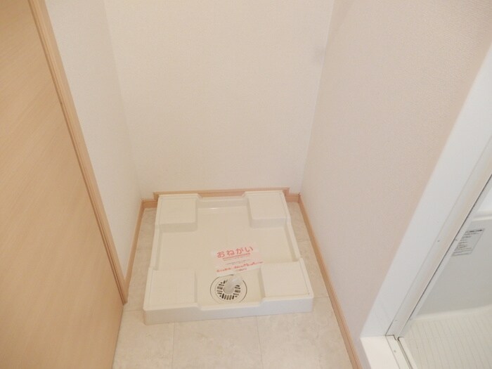 物件内観写真16　(洗濯機置場)