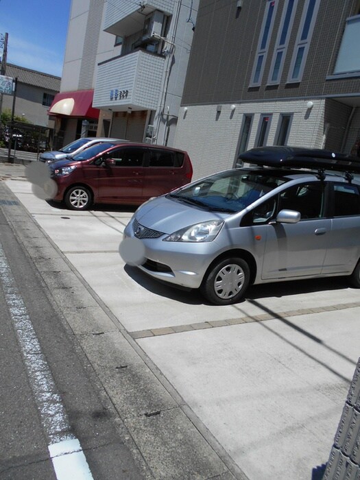 物件外観写真2　(駐車場)