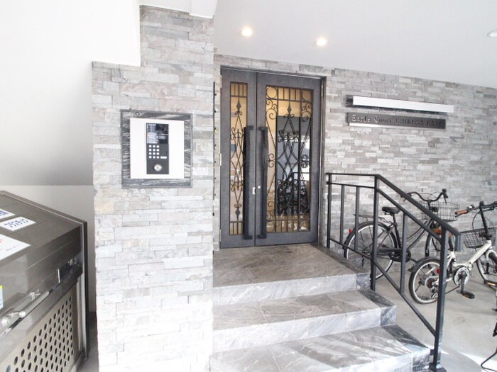 物件外観写真2　(エントランス部分)