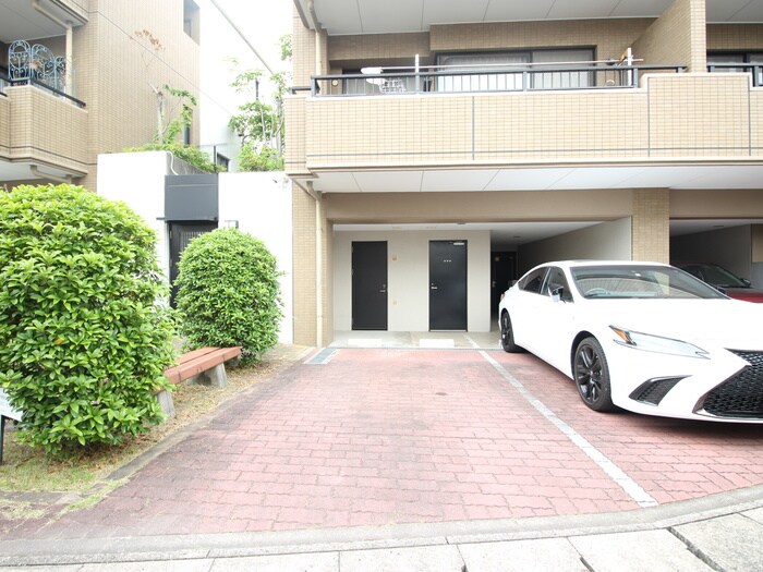 物件外観写真3　(駐車場)