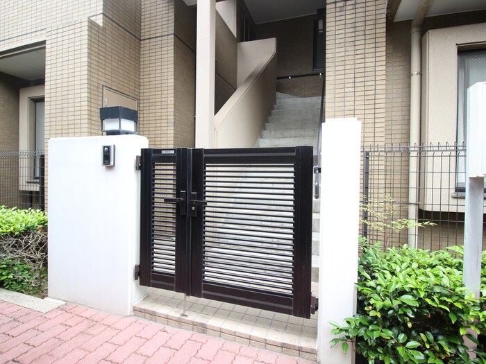 物件外観写真4　(エントランス部分)