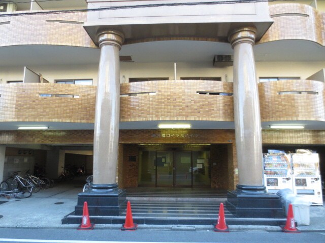 物件外観写真2　(エントランス部分)