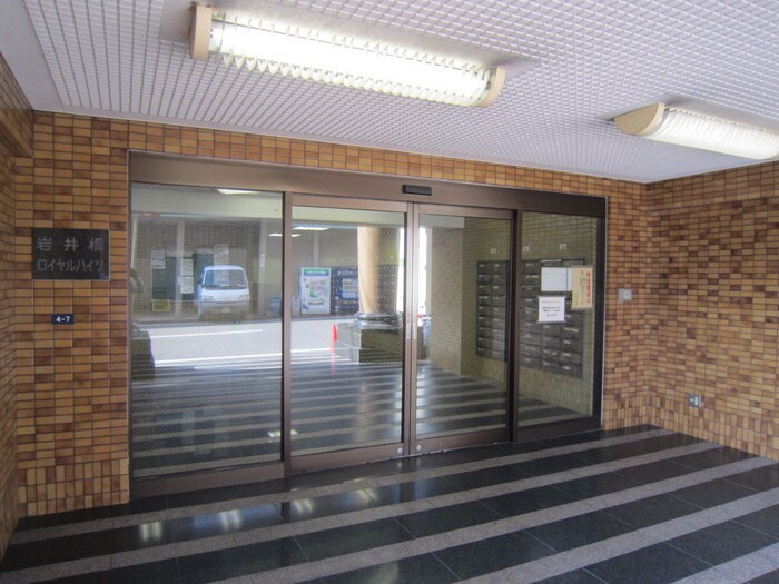 物件外観写真4　(エントランス部分)