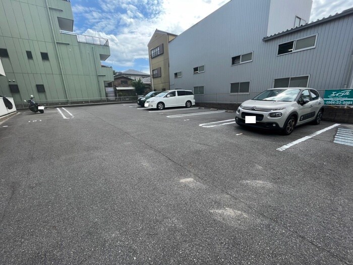 物件外観写真2　(駐車場)