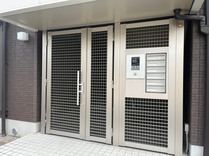 物件外観写真6　(エントランス部分)