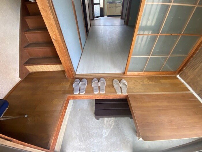 物件内観写真4　(玄関)