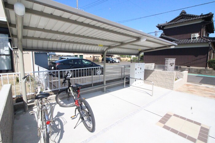 物件外観写真4　(駐輪場)