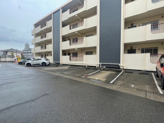 物件外観写真4　(駐車場)