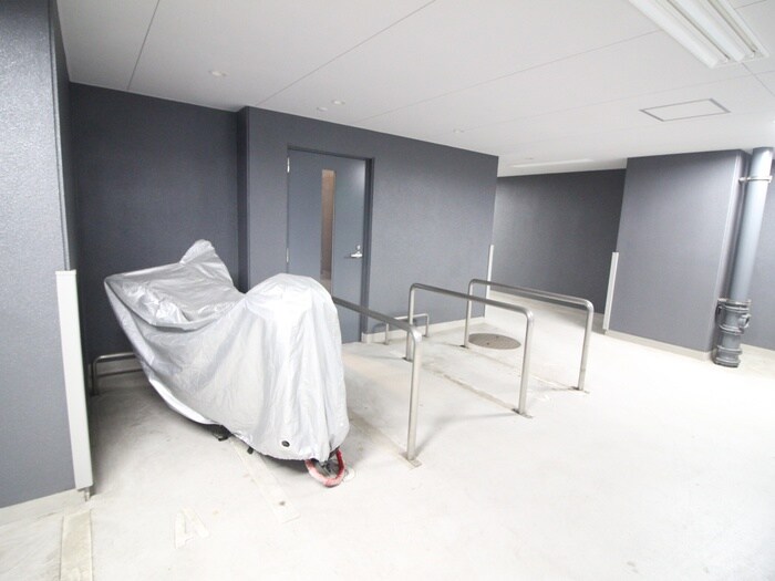 物件外観写真4　(バイク置き場)