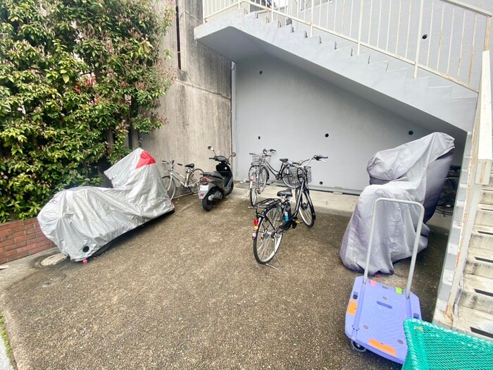 物件外観写真4　(駐輪場)