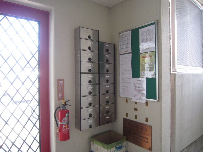 物件外観写真4　(エントランス部分)