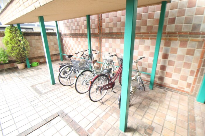 物件外観写真4　(駐輪場)