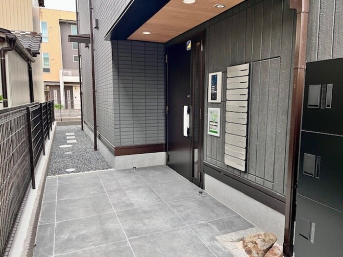 物件外観写真4　(エントランス部分)