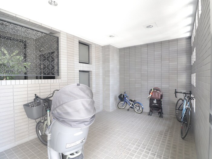 物件外観写真5　(駐輪場)