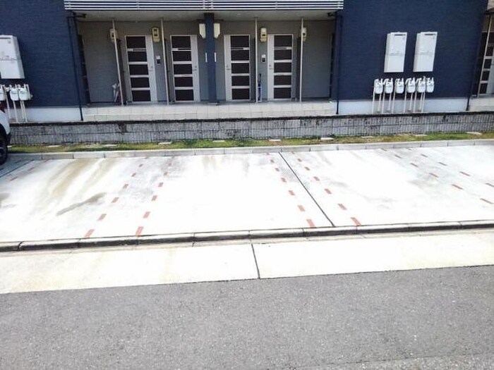物件外観写真5　(駐車場)
