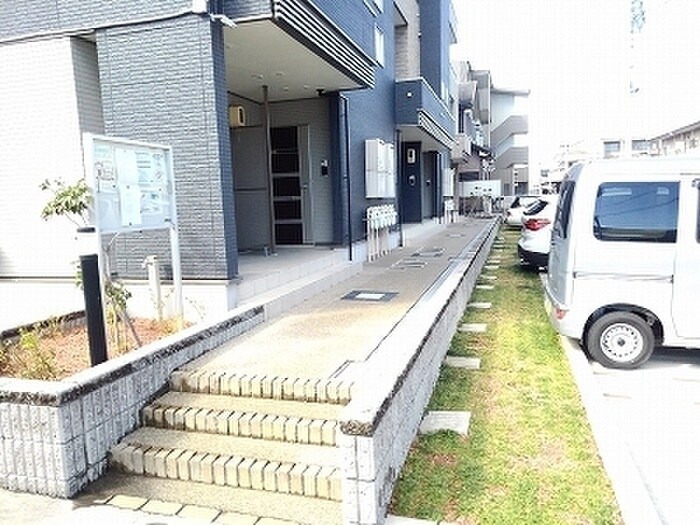 物件外観写真6　(エントランス部分)