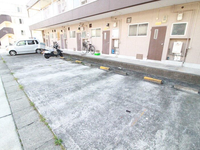 物件外観写真2　(駐車場)