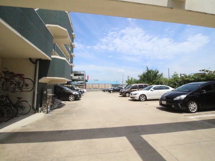 物件外観写真4　(駐車場)