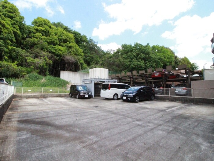 物件外観写真3　(駐車場)