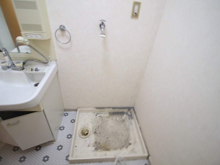 物件内観写真16　(洗濯機置場)