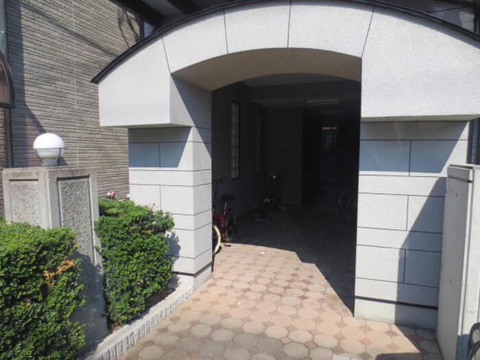 物件外観写真3　(エントランス部分)