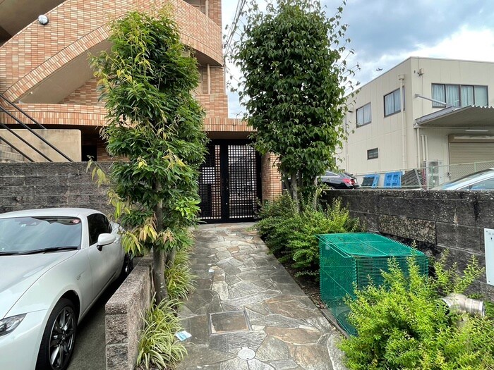 物件外観写真3　(エントランス部分)