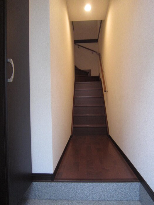 物件内観写真4　(玄関)