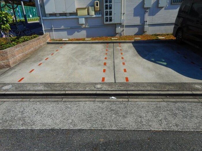 物件外観写真2　(駐車場)