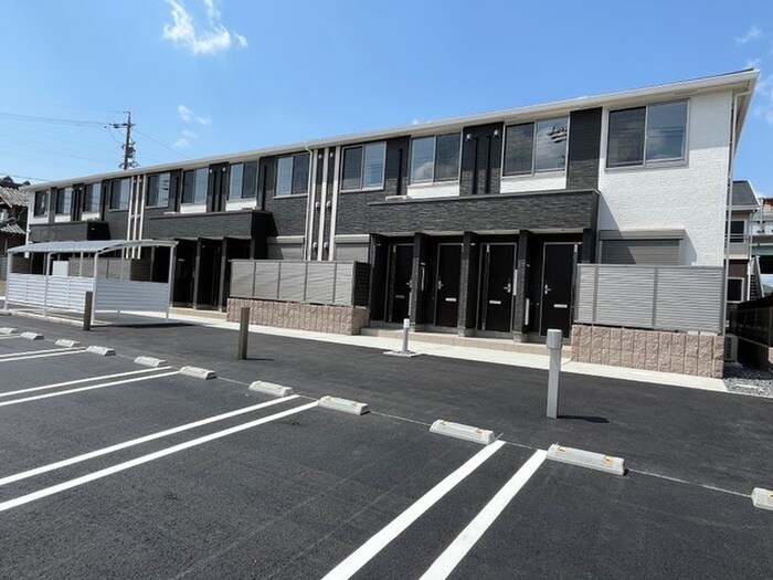 物件外観写真2　(エントランス部分)