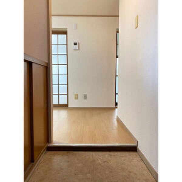 物件内観写真2　(玄関)